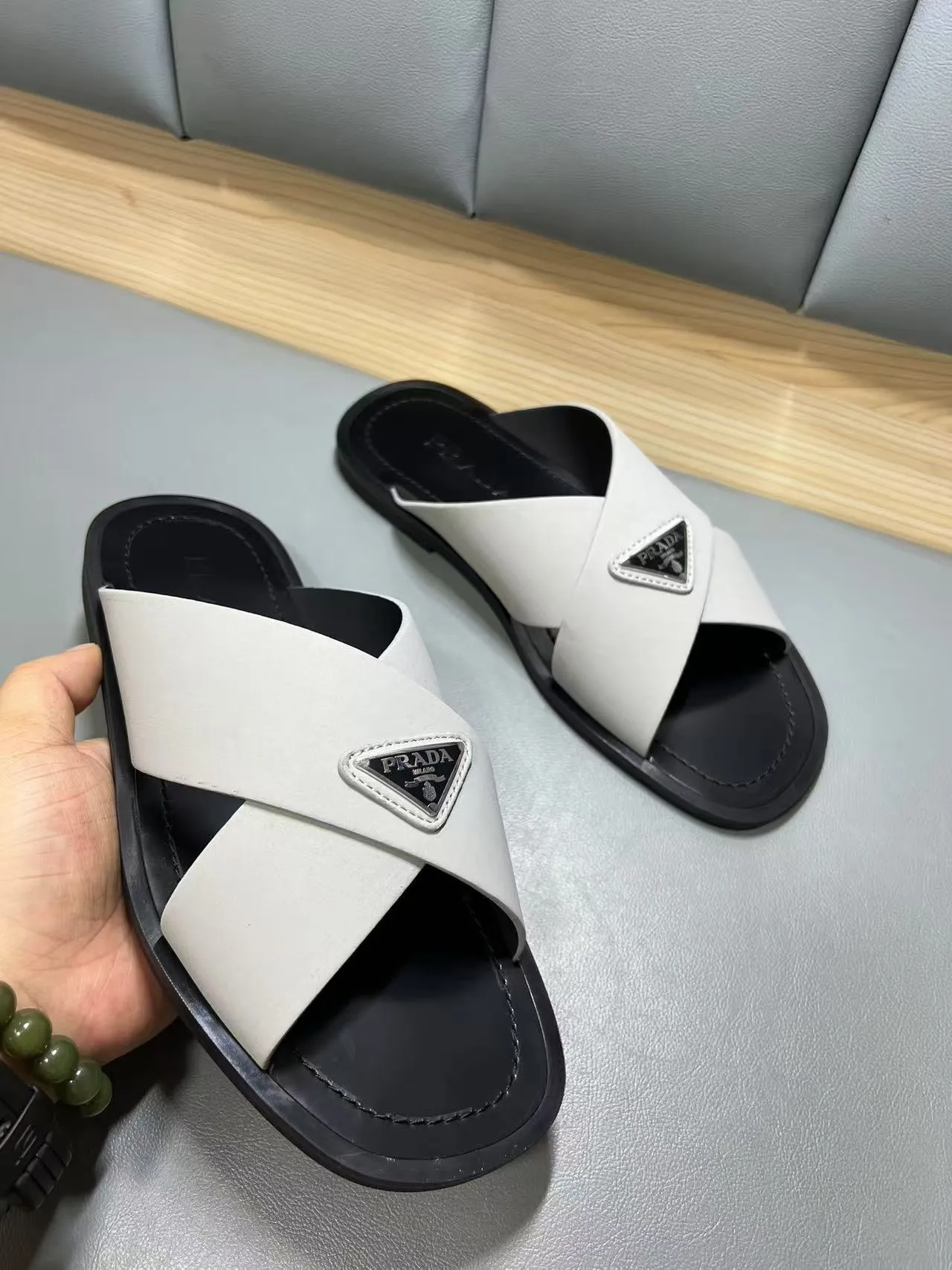 340💰PRADA Prada’s latest slippers are synchronized with the official website. This slipper is made of the brand’s unique and iconic Saffiano leather. The brand logo jumps out from the double straps, and the brand style is clearly visible. Cowhide gives men elegant charm and functional design, making it an ideal choice for vacation and leisure. Size:38-45